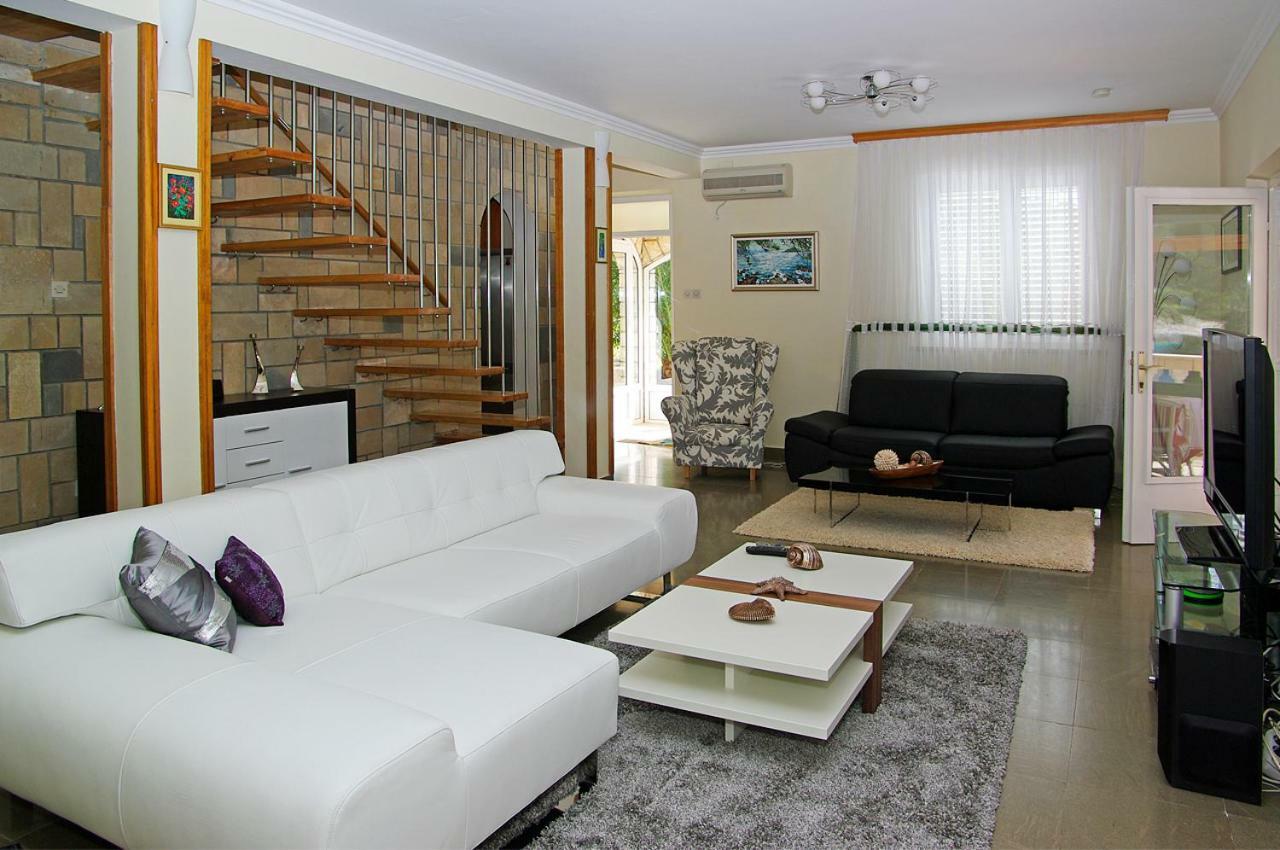 Waterfront Villa With Pool 尼亚卢卡 外观 照片
